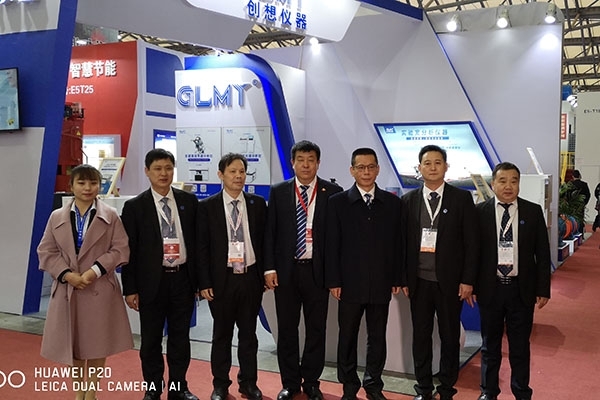 中國鑄造協(xié)會張志勇秘書長（右起三）、劉樹生主任（右起四）