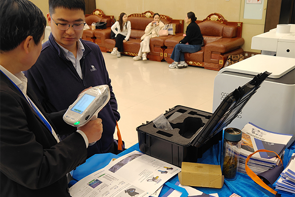 為嘉賓演示手持式光譜儀的操作